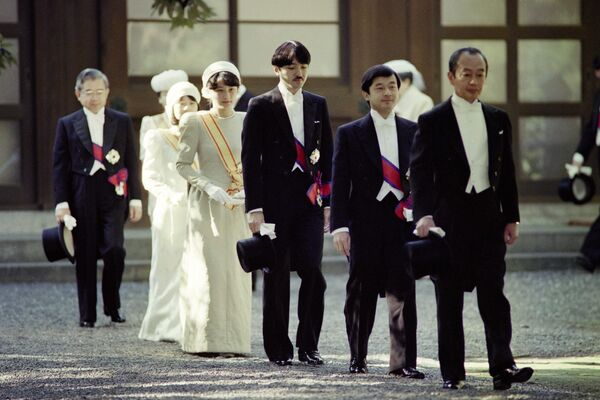 Наследный принц Наруито, принц Акишино, принцесса Масако и принцесса Нори отправляются на частную церемонию для королевской семьи в Императорском дворце в Токио 12 ноября 1990 года - Sputnik Казахстан