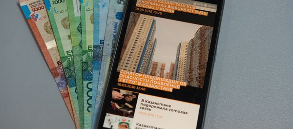 Сотовый телефон и деньги Сотовый телефон и деньги - Sputnik Казахстан