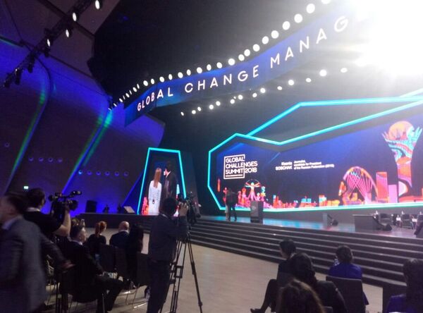 Журналист казахстанского телеканала делает селфи с Ксенией Собчак - Sputnik Казахстан