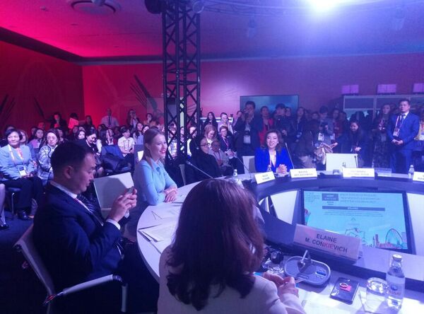 Ксения Собчак во время выступления на АЭФ - Sputnik Казахстан