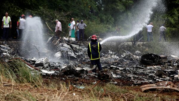 Пожарный на месте крушения пассажирского самолета недалеко от аэропорта Гаваны - Sputnik Казахстан