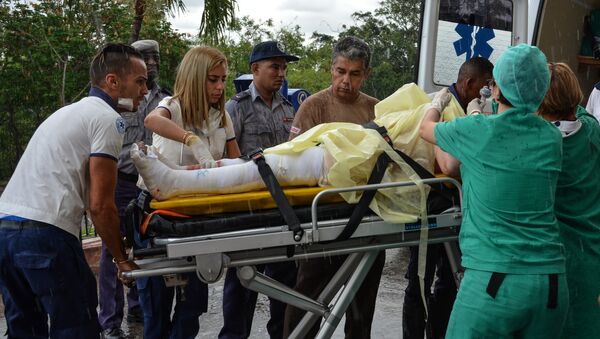 Оставшегося в живых после крушения самолета близ аэропорта Гаваны увозят на автомобиле скорой помощи - Sputnik Казахстан