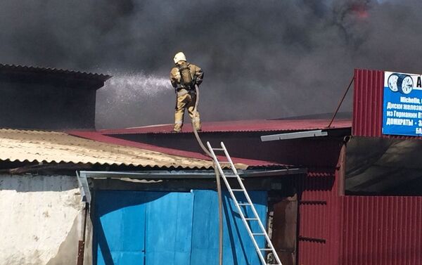В Талдыкоргане загорелось здание шиномонтажки - Sputnik Казахстан
