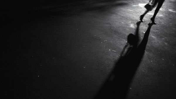 Женщина ночью на дороге, архивное фото - Sputnik Казахстан