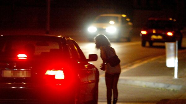 Девушка ночью на дороге, архивное фото - Sputnik Қазақстан