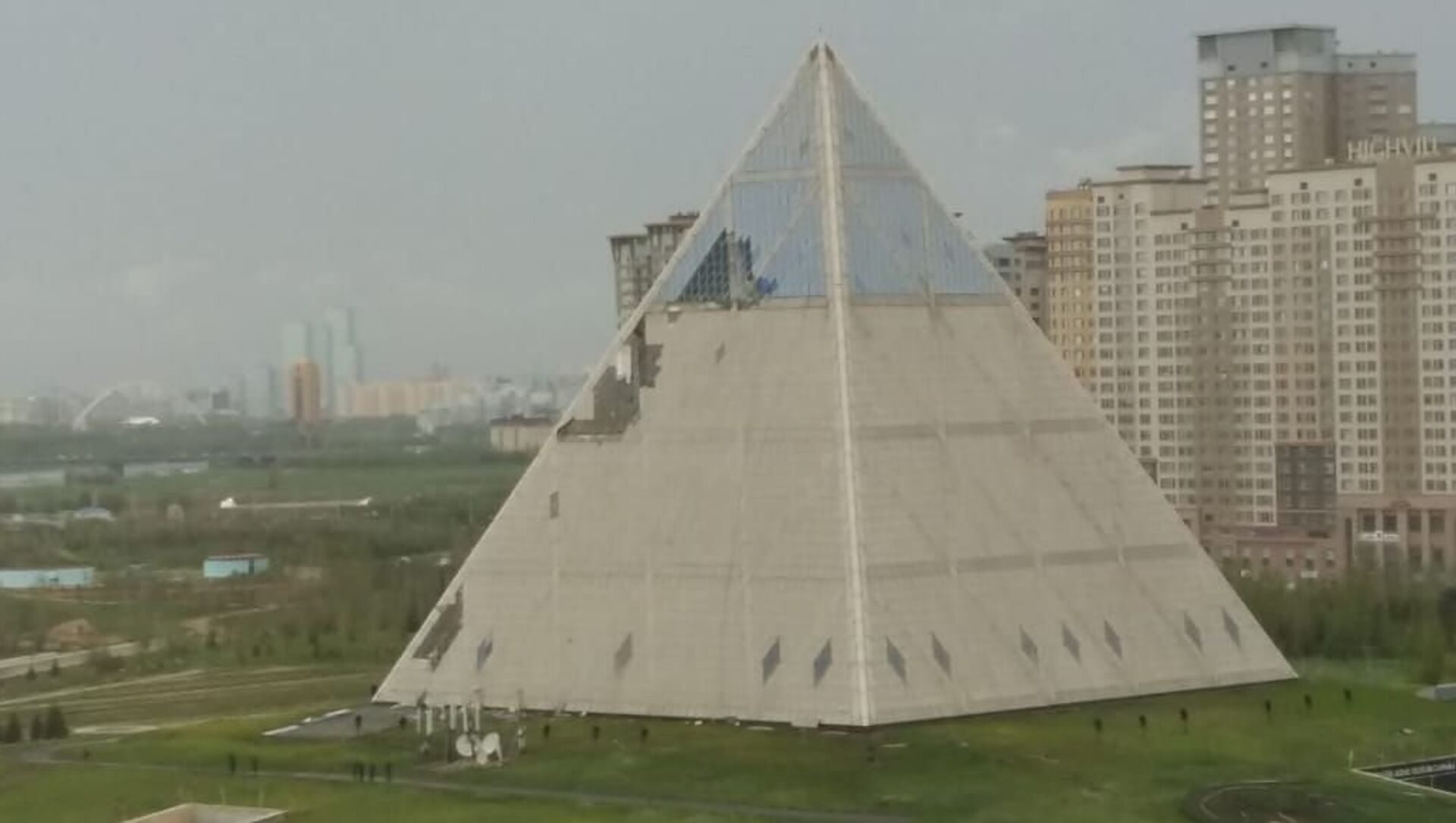 Астана сколько людей. Парк пирамида Астана.