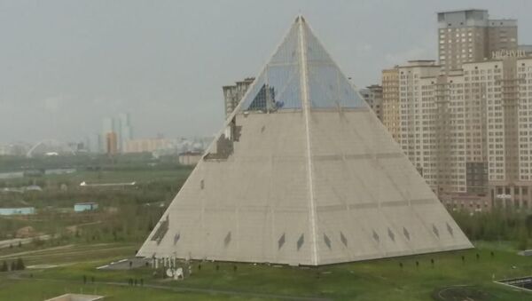Астанада жауған бұршақ Пирамиданың шынысын қиратты - Sputnik Қазақстан
