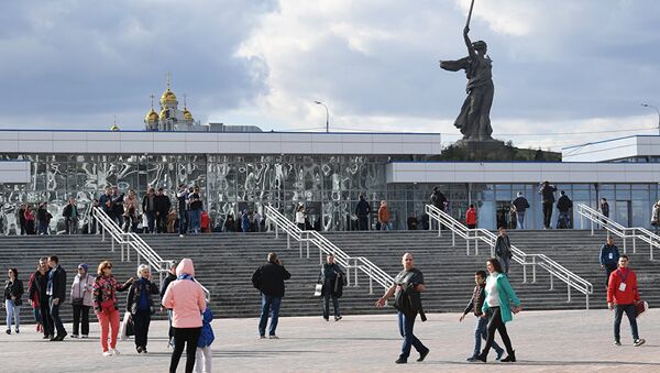 Вид на мемориал Родина-мать с площади перед стадионом Волгоград Арена - Sputnik Казахстан