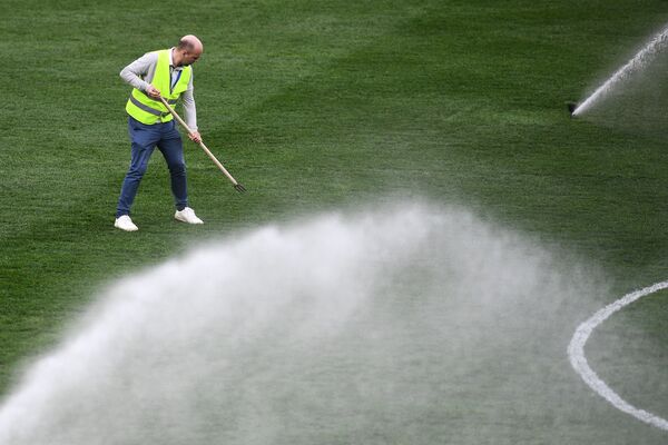 Уборка газона на поле на стадионе Волгоград Арена - Sputnik Казахстан