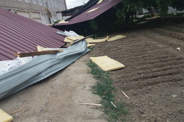 Ветром сорвало кровлю школы в Жаркенте - Sputnik Казахстан