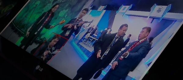 Боевой робот Каракурт на KADEX нацелился на оператора Sputnik Боевой робот Каракурт на KADEX нацелился на оператора Sputnik - Sputnik Казахстан