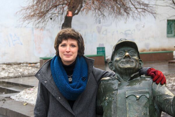 Скульптор Кристина Цибер и самарский Швейк Скульптор Кристина Цибер и самарский Швейк - Sputnik Казахстан