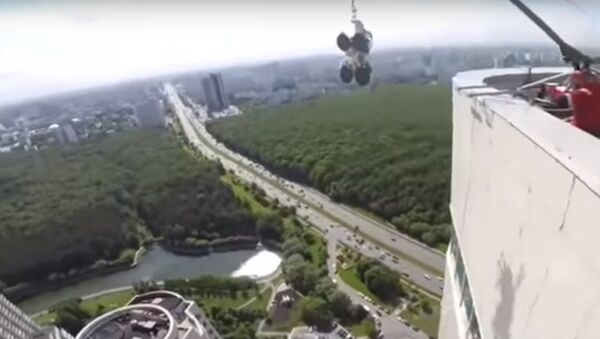 Падение 380-килограммового стекла с 47 этажа здания в Москве сняли на видео - Sputnik Казахстан