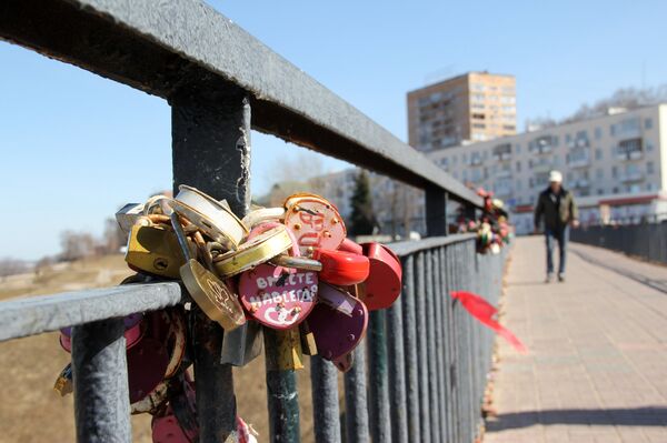 Символ крепкой любви на ограде моста в Нижнем Новгороде - Sputnik Казахстан