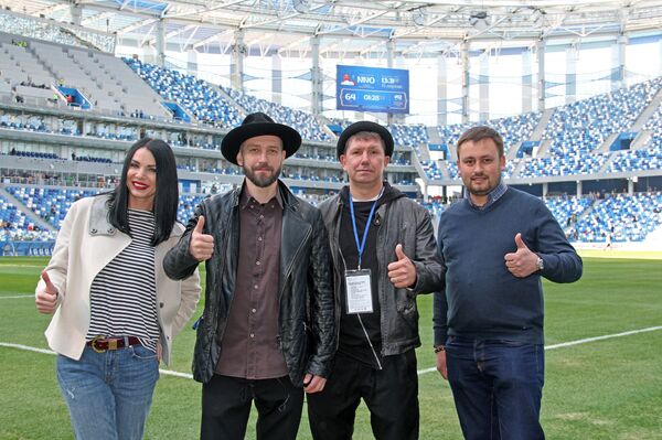 Марат, Аня и братья Крестовские из группы УмаТурман на стадионе “Нижний Новгород” - Sputnik Казахстан