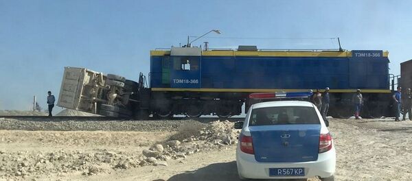 Столкновение тепловоза и грузовика в Мангистау Столкновение тепловоза и грузовика в Мангистау - Sputnik Казахстан