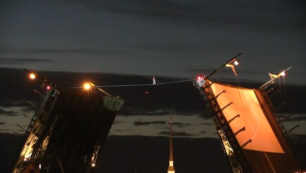 В Петербурге канатоходец прошел через разведенный Дворцовый мост - Sputnik Казахстан