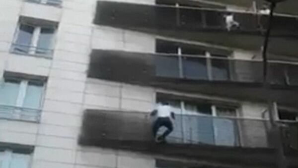 Мигрант во Франции спас ребенка, висящего на балконе пятого этажа - Sputnik Казахстан