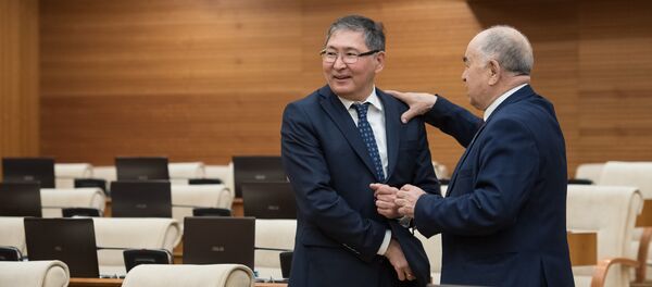 Министр образования и науки РК Ерлан Сагадиев (слева) и депутат мажилиса Владислав Косарев - Sputnik Казахстан