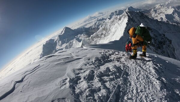 Альпинисты поднимаются к вершине горы Эверест, архивное фото - Sputnik Казахстан