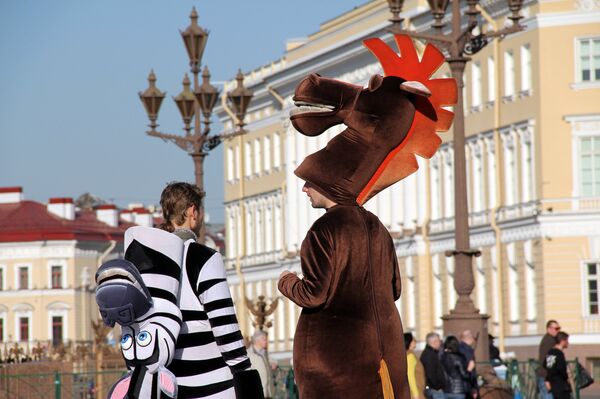 Ростовые куклы для фотографирования с туристами на улицах Санкт-Петербурга - Sputnik Казахстан