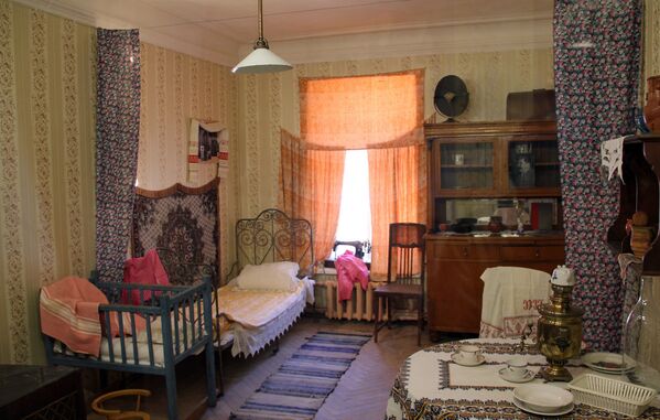 Интерьер комнаты коммунальной квартиры на выставке Коммунальный рай, или Близкие поневоле в Особняке Румянцева, Санкт-Петербург - Sputnik Казахстан