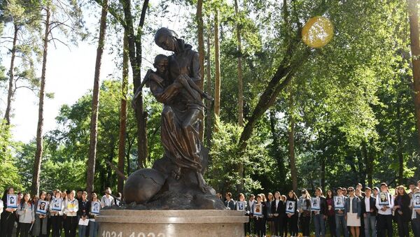 Церемония возложения цветов к памятнику жертвам голода 1931-1933 годов - Sputnik Казахстан