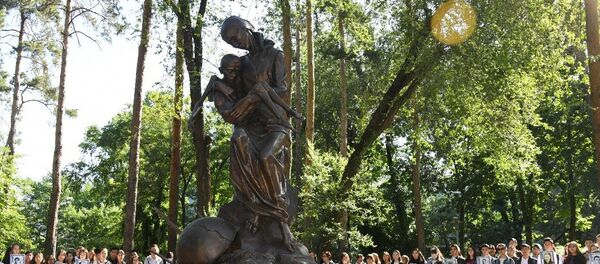 Церемония возложения цветов к памятнику жертвам голода 1931-1933 годов - Sputnik Казахстан