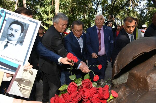 Церемония возложения цветов к памятнику жертвам голода 1931-1933 годов Церемония возложения цветов к памятнику жертвам голода 1931-1933 годов - Sputnik Казахстан