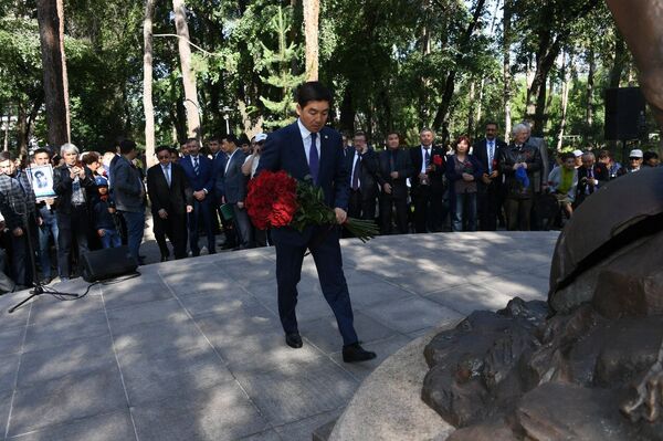 Церемония возложения цветов к памятнику жертвам голода 1931-1933 годов Церемония возложения цветов к памятнику жертвам голода 1931-1933 годов - Sputnik Казахстан