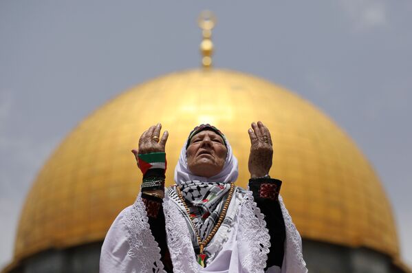 Палестинка молится на фоне мечети Купол Скалы - Sputnik Казахстан