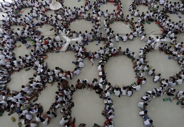 Студенты читают Коран во время Рамазана, Индонезия - Sputnik Казахстан