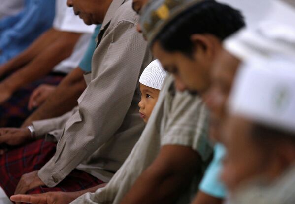 Мусульмане молятся во время священного месяца - Sputnik Казахстан