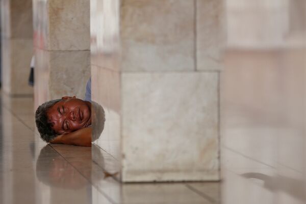 Мужчина отдыхает во время Рамазана в мечети Джакарты - Sputnik Казахстан