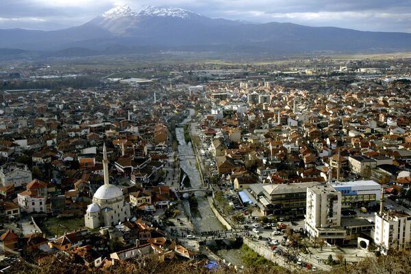 Призрендегі ескі қамалдың мұнарасынан қарағандағы қала көрінісі, Косово. - Sputnik Қазақстан