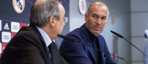 Зинедин Зидан объявил об уходе с поста главного тренера футбольного клуба Реал - Sputnik Казахстан