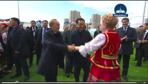 Нурсултан Назарбаев и Бакытжан Сагинтаев танцевали на площади 1 мая - Sputnik Казахстан