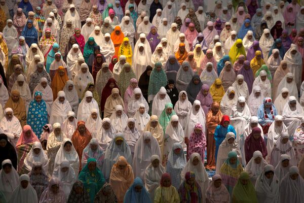 Женщины во время молитвы в мечети, Индонезия - Sputnik Казахстан