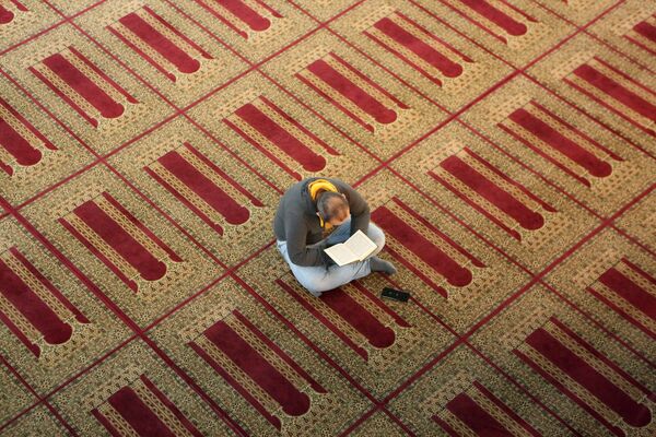 Мужчина читает Коран - Sputnik Казахстан