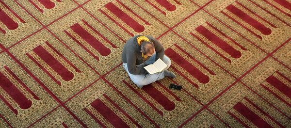 Мужчина читает Коран - Sputnik Казахстан