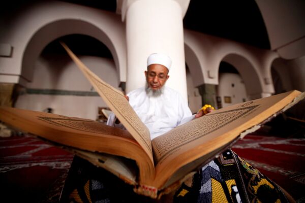 Мужчина читает Коран - Sputnik Казахстан