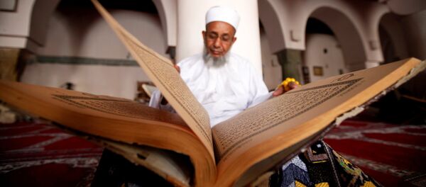 Мужчина читает Коран - Sputnik Казахстан