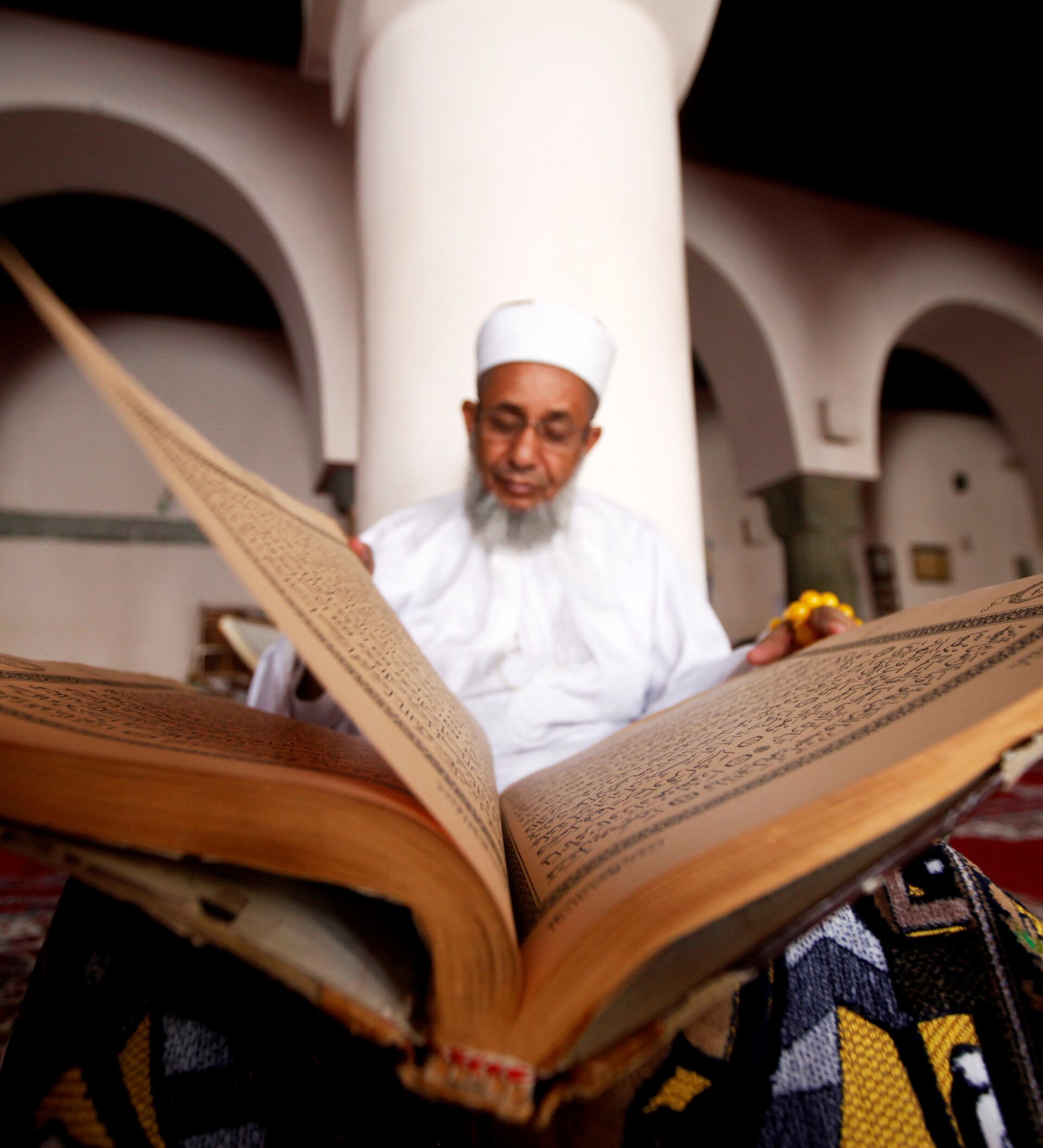Коран. Коран 7:180. Коран фото для презентации. Мусульманин читает книгу. Слушайте коран и храните молчание
