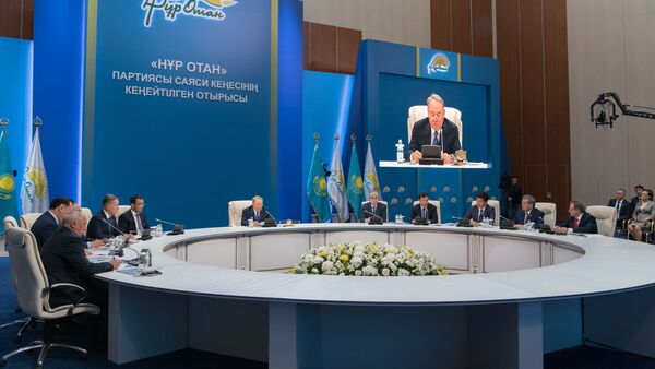 Президент Казахстана Нурсултан Назарбаев на заседании политического совета партии Нур Отан - Sputnik Казахстан