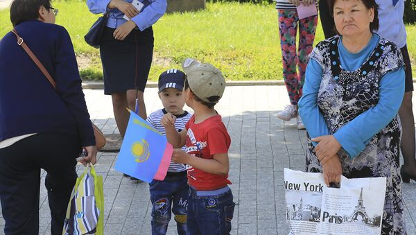 Дети во время массовых гуляний - Sputnik Казахстан