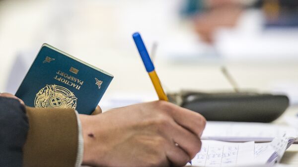 Заполнение анкеты по паспорту Казахстана, архивное фото - Sputnik Казахстан