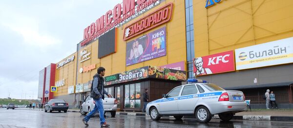 Автомобиль полиции у здания ТЦ Комсомолл в Иркутске, где произошел пожар - Sputnik Казахстан