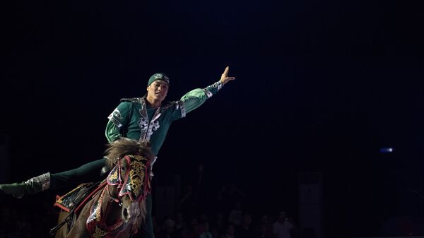 Всадник исполняет трюк на коне - Sputnik Казахстан