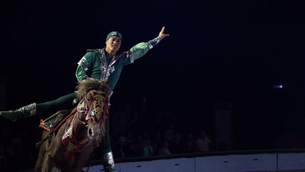 Всадник исполняет трюк на коне - Sputnik Казахстан