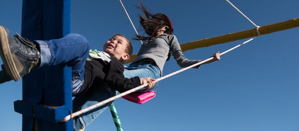 Дети на качелях Дети на качелях - Sputnik Казахстан